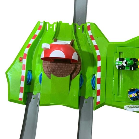Hot Wheels Mario Kart Circuit Track Set Booster Mario & Luigi Karts - Picture 3 of 15